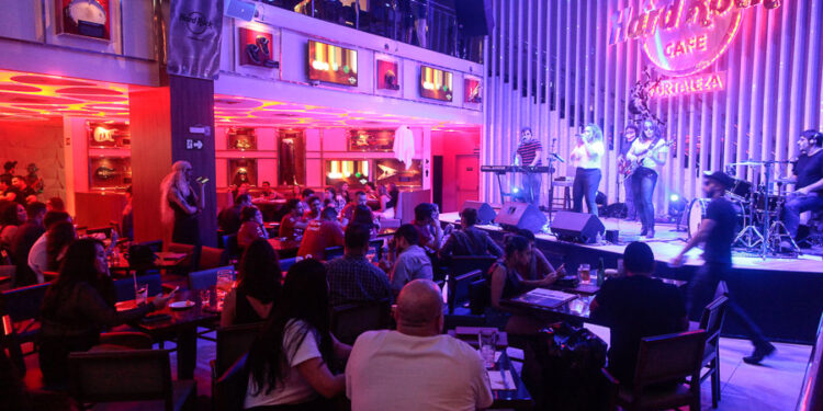 Hard Rock Cafe Fortaleza completa 5 anos com descontos e atração musical