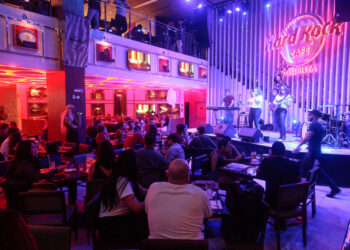 Hard Rock Cafe Fortaleza lança “Hard Rock Hits” com noites de karaokê todas as sextas e sábados de abril
