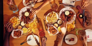 Mais tempo para curtir o rodízio do Outback? Marca amplia horário de sua icônica oferta durante a semana!