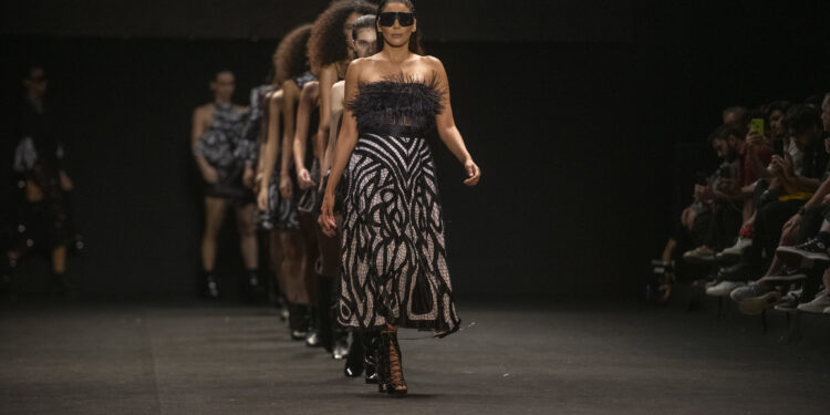 Sistema Fecomércio CE promove desfiles, palestras e  exposições de artesãos e Mestres da Cultura na CEM