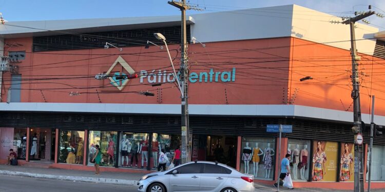 Bazar oferece desconto de até 80% em itens de moda