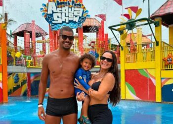 Vivi Araújo aproveita momentos de diversão no Beach Park 