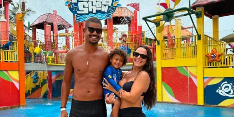 Vivi Araújo aproveita momentos de diversão no Beach Park 