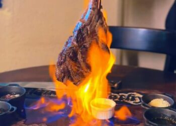 Restaurante Zé Mathyas inova ao apresentar prato Tomahawk e Prime Rib Angus flambados na mesa com conhaque artesanal