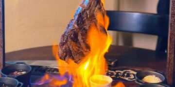 Restaurante Zé Mathyas inova ao apresentar prato Tomahawk e Prime Rib Angus flambados na mesa com conhaque artesanal