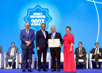 Roberto Pessoa recebe Medalha do Mérito Industrial da Fiec, maior comenda da indústria cearense