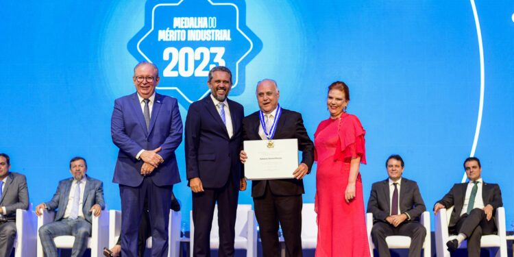 Roberto Pessoa recebe Medalha do Mérito Industrial da Fiec, maior comenda da indústria cearense