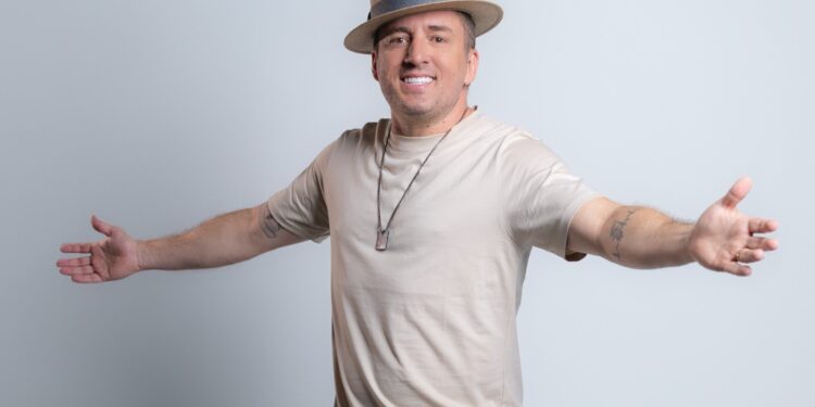 Tony Guerra grava DVD com show “Sacode Inesquecível” no Estacionamento do RioMar Fortaleza  