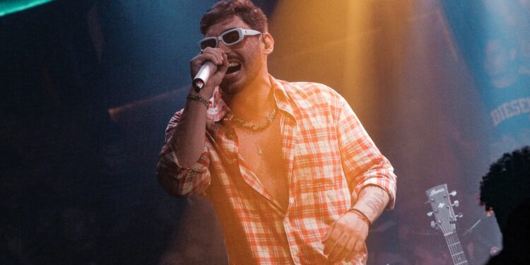 Casa lotada e sucesso: primeira terça de Diego Facó no Austin esgota ingressos