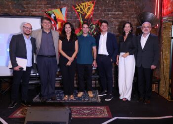 Unifor promove integração entre líderes empresariais e alunos do curso de Negócios em bar de Fortaleza