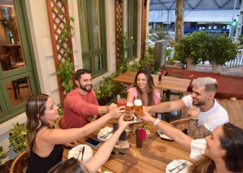 Cabana Del Primo oferece happy hour diário com promoções de bebidas e petiscos