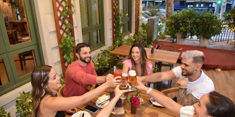 Cabana Del Primo oferece happy hour diário com promoções de bebidas e petiscos