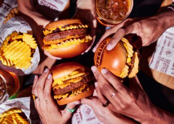 Outback lança novo burger exclusivo com RUFFLES® sabor costela barbecue