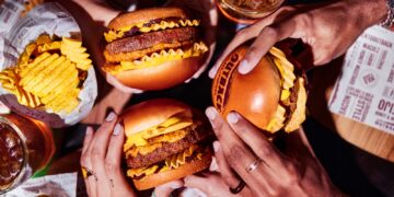 Outback lança novo burger exclusivo com RUFFLES® sabor costela barbecue