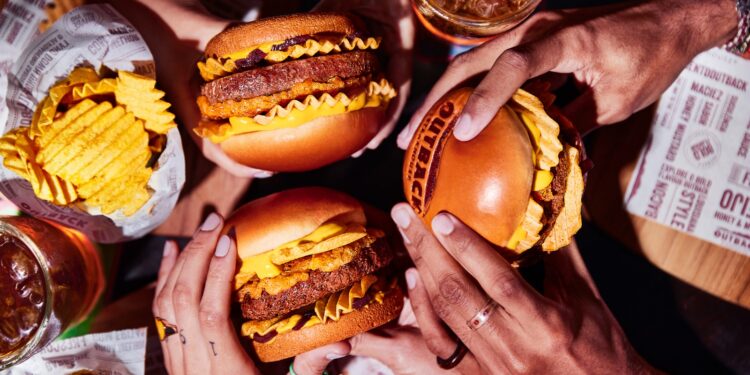 Outback lança novo burger exclusivo com RUFFLES® sabor costela barbecue