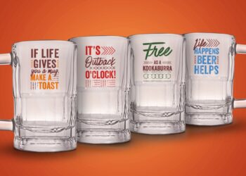 Outback presenteia clientes com canecas icônicas e leva escultura de gelo de 3,5 metros de altura para Avenida Paulista