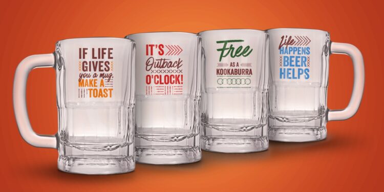 Outback presenteia clientes com canecas icônicas e leva escultura de gelo de 3,5 metros de altura para Avenida Paulista