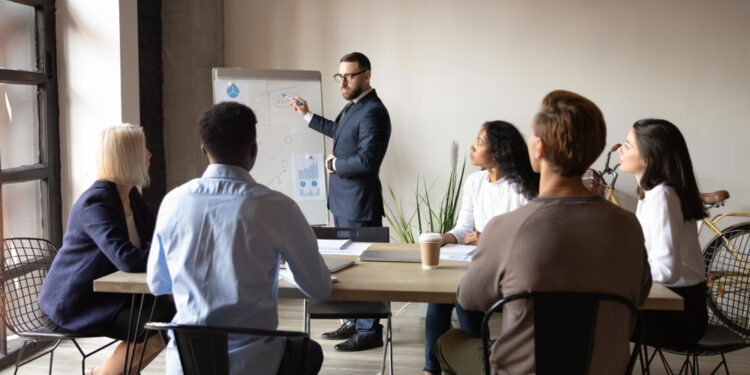 Capacitação de equipes de vendas é essencial para evitar redução nos lucros, aponta ADVB Ceará