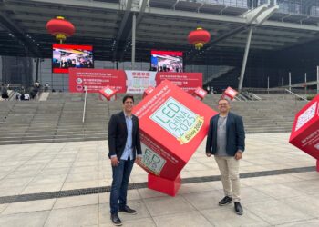 Diretoria da Bigdooh Mídia OOH participa da LED China 2025, em Shenzhen