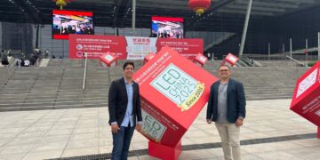 Diretoria da Bigdooh Mídia OOH participa da LED China 2025, em Shenzhen