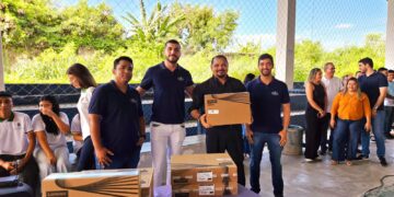 Tijuca Alimentos realiza doação de notebooks para Escola de Educação Profissional Mário Alencar, em Fortaleza