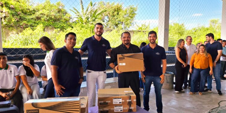 Tijuca Alimentos realiza doação de notebooks para Escola de Educação Profissional Mário Alencar, em Fortaleza