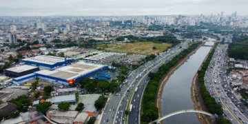 ASSAÍ AVANÇA EM EFICIÊNCIA, REDUZ DÍVIDA E SUPERA R$ 80 BI EM FATURAMENTO EM 2024