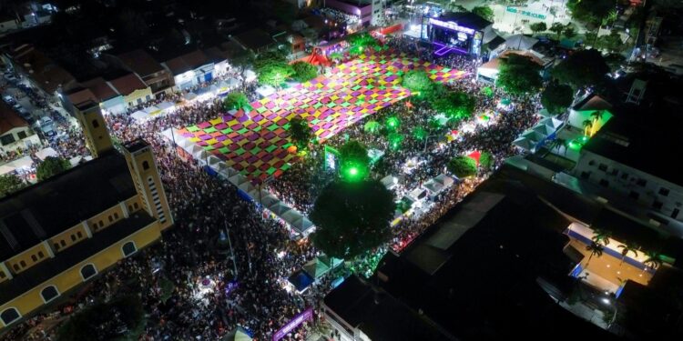 Carnaval de Paracuru 2025 encerra com recorde de público e impacto econômico de R$ 30 milhões
