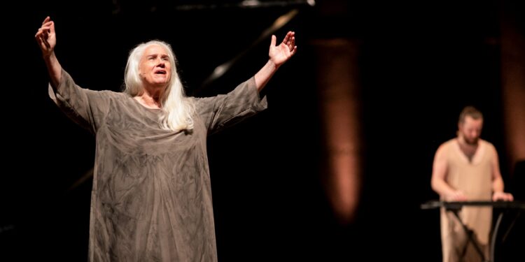 ESPETÁCULO ESTRELADO POR VERA HOLTZ E ESCRITO E ENCENADO POR RODRIGO PORTELLA RETORNA A FORTALEZA EM ABRIL