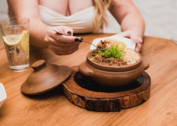 Gastronomia autoral da Ahau Beach eleva experiência nas areias da Praia do Futuro