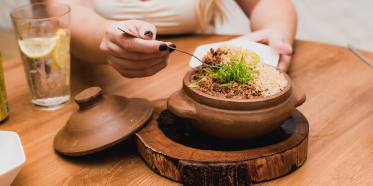 Gastronomia autoral da Ahau Beach eleva experiência nas areias da Praia do Futuro