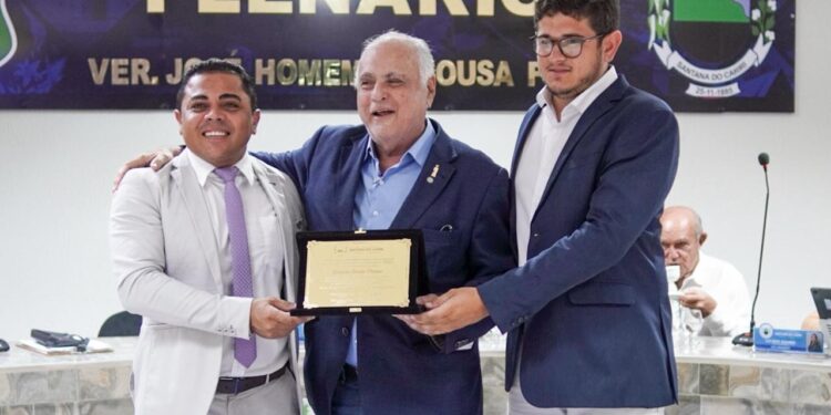 Roberto Pessoa recebe Comenda Beata Benigna Cardoso da Silva em Santana do Cariri